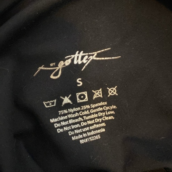 Bundle of 4 size S activewear leggings - Picture 3 of 3